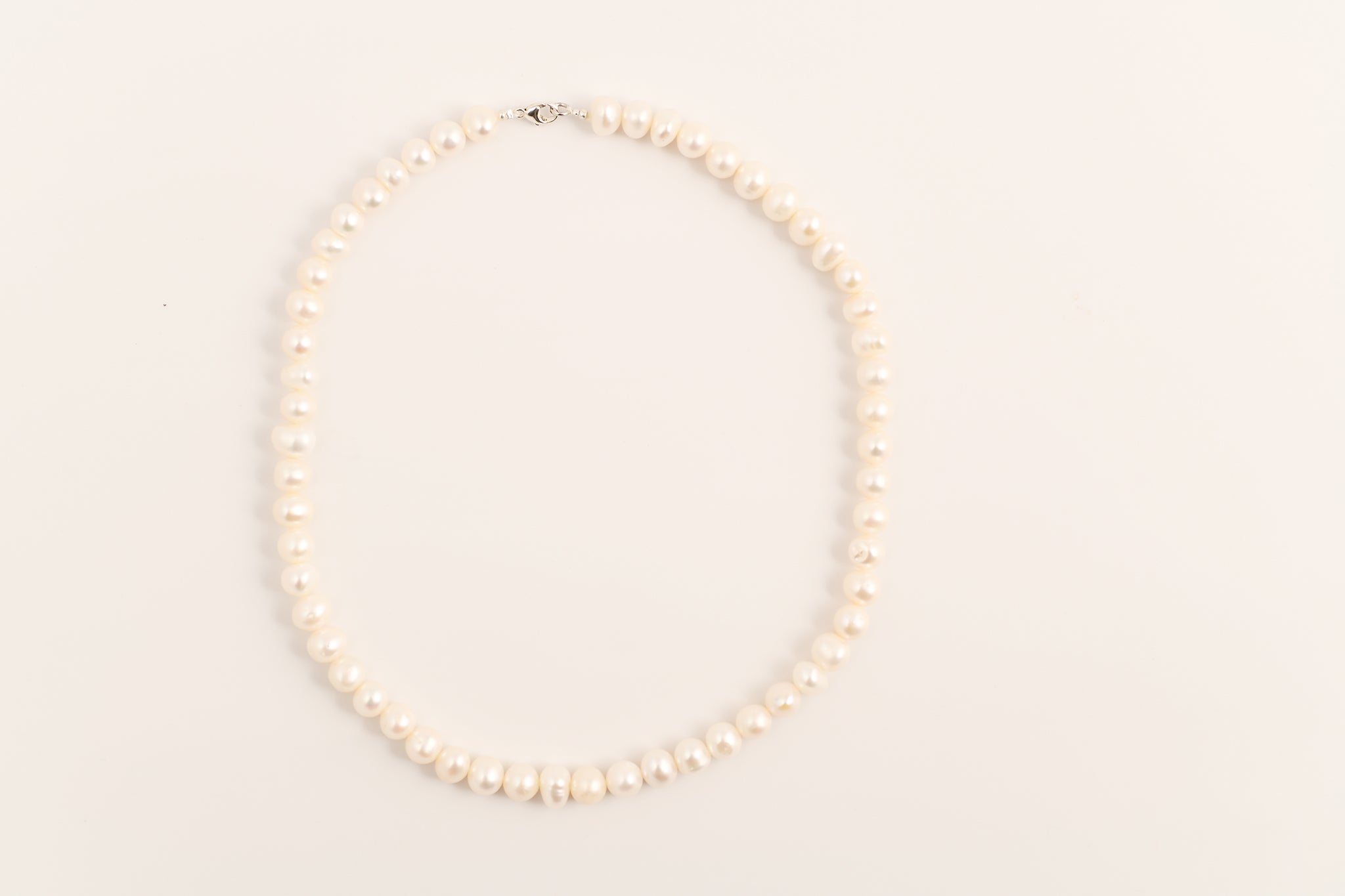 Collier de perles d'eau douce blanches irrégulières