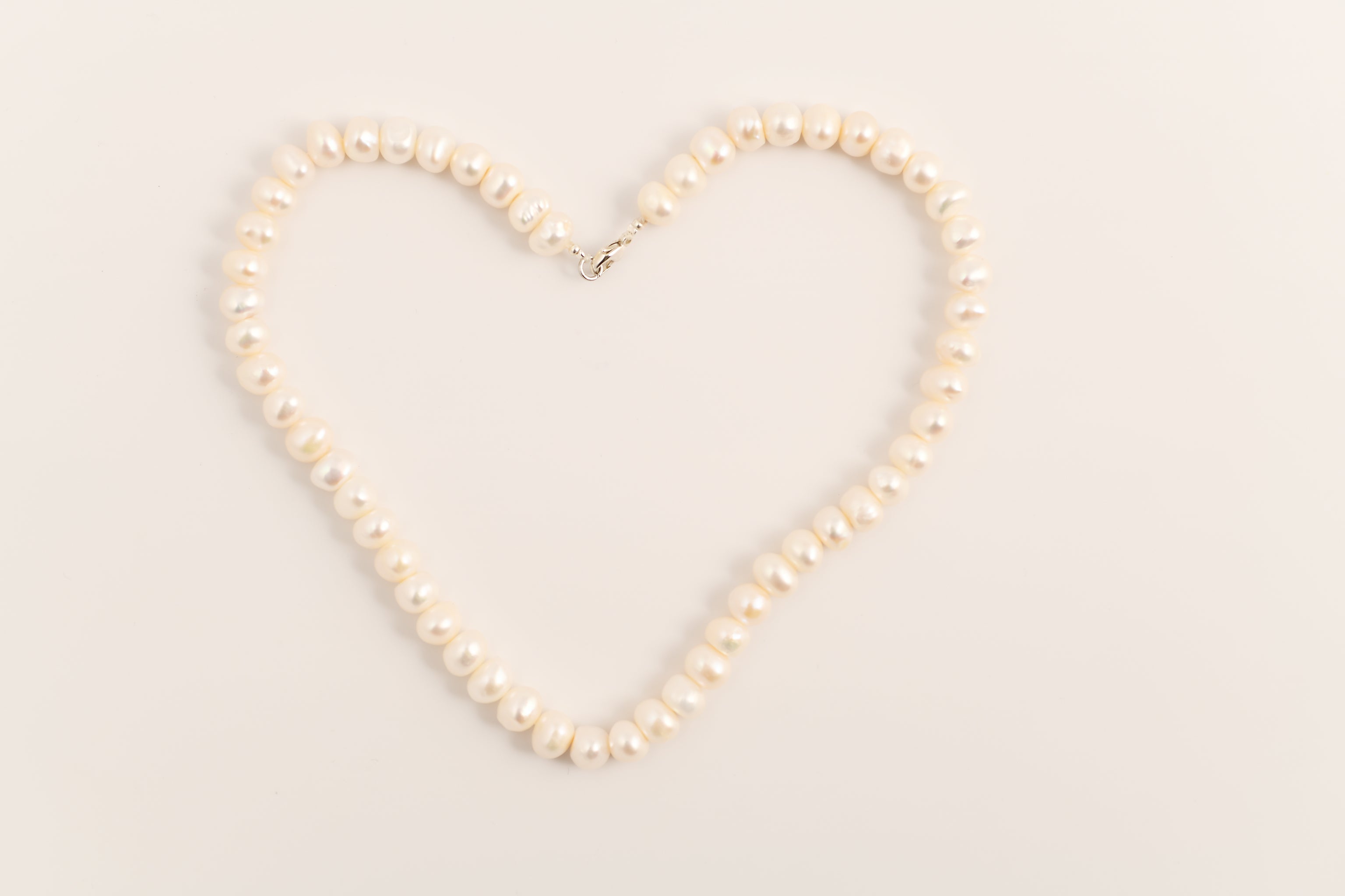 Collier de perles d'eau douce blanches irrégulières