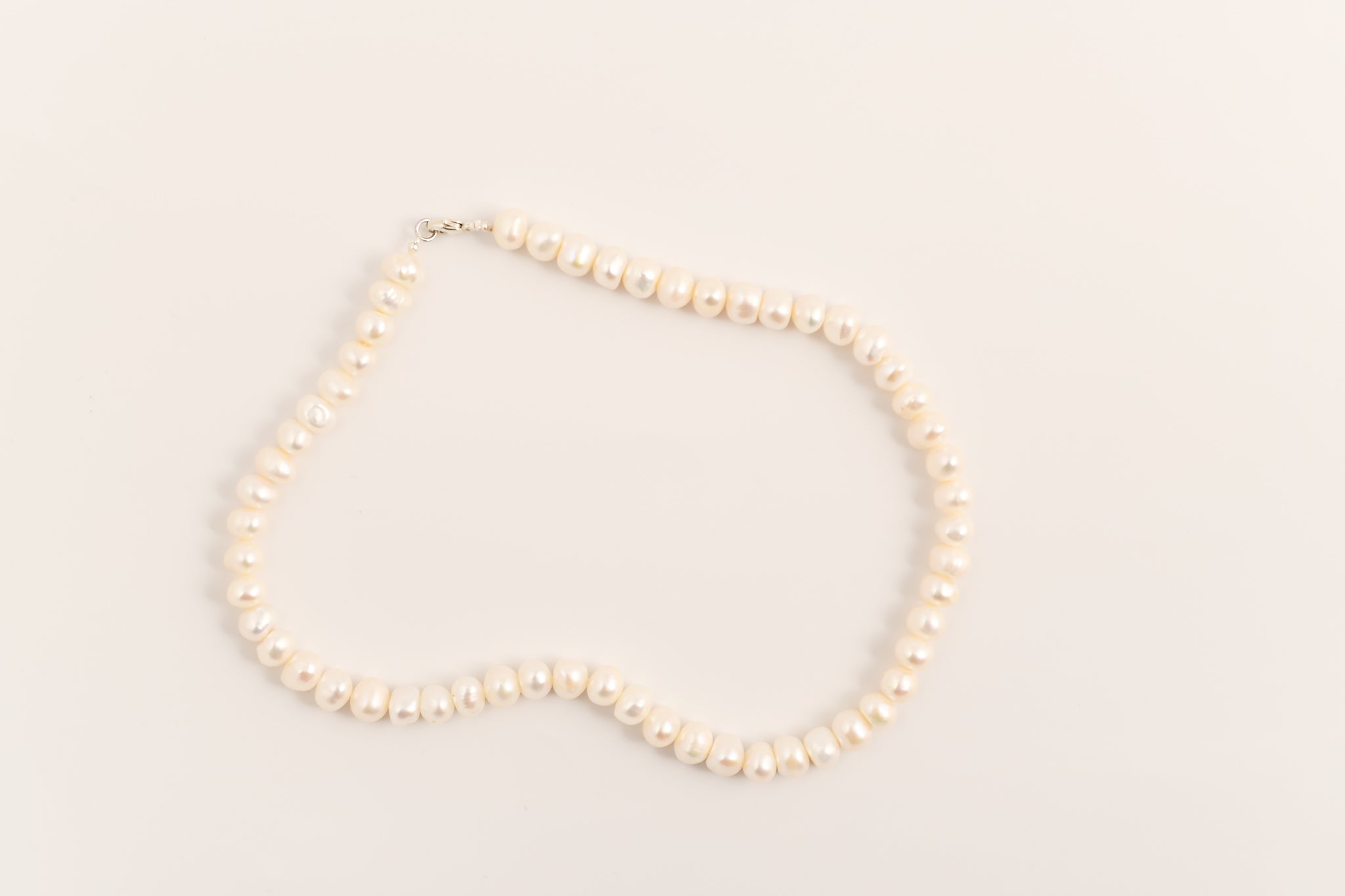 Collier de perles d'eau douce blanches irrégulières