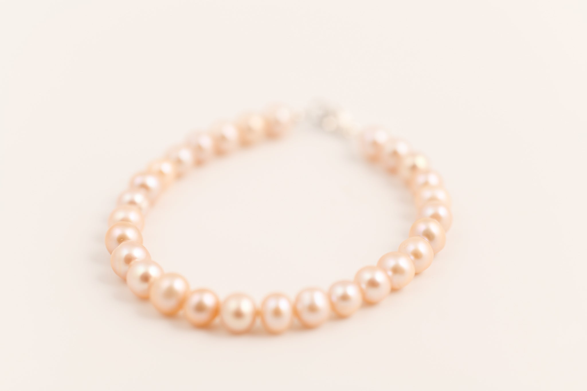 Bracelet de perles d'eau douce couleur naturelle rose saumon