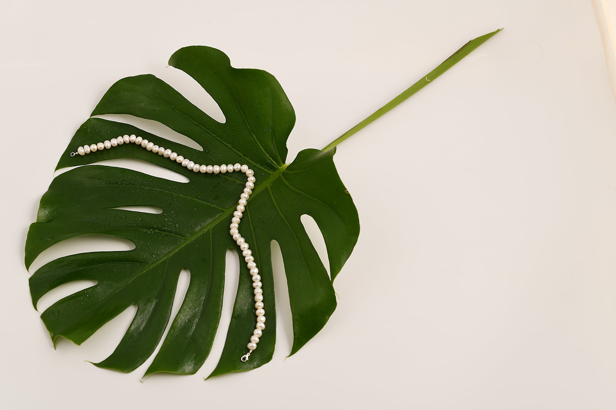 Collier de perles d'eau douce blanches irrégulières