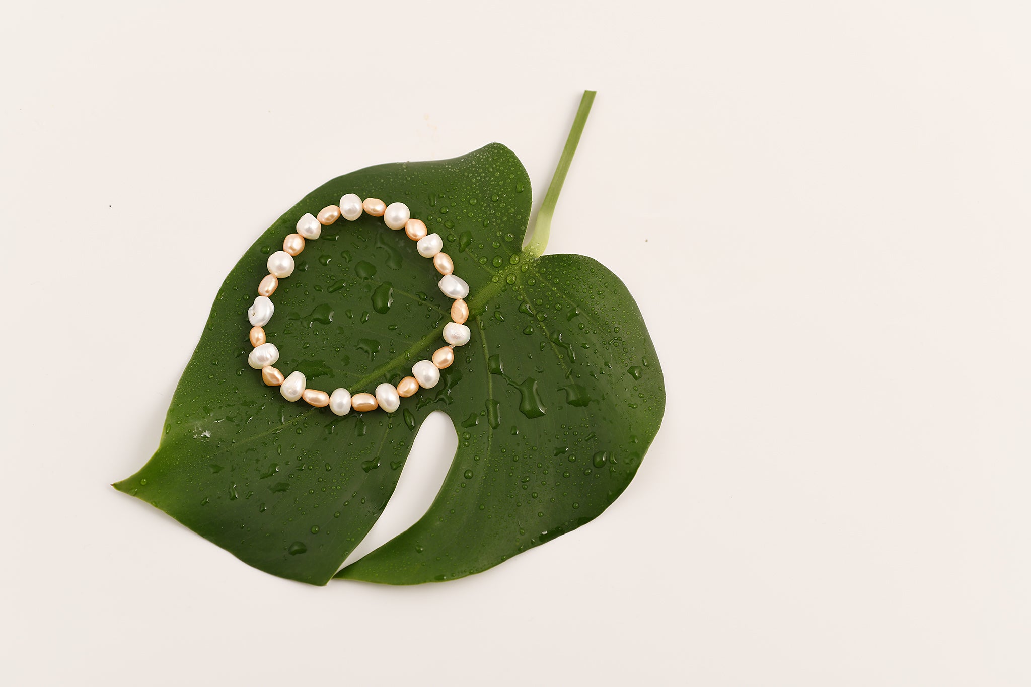 Bracelet de perles d'eau douce blanches et saumon 