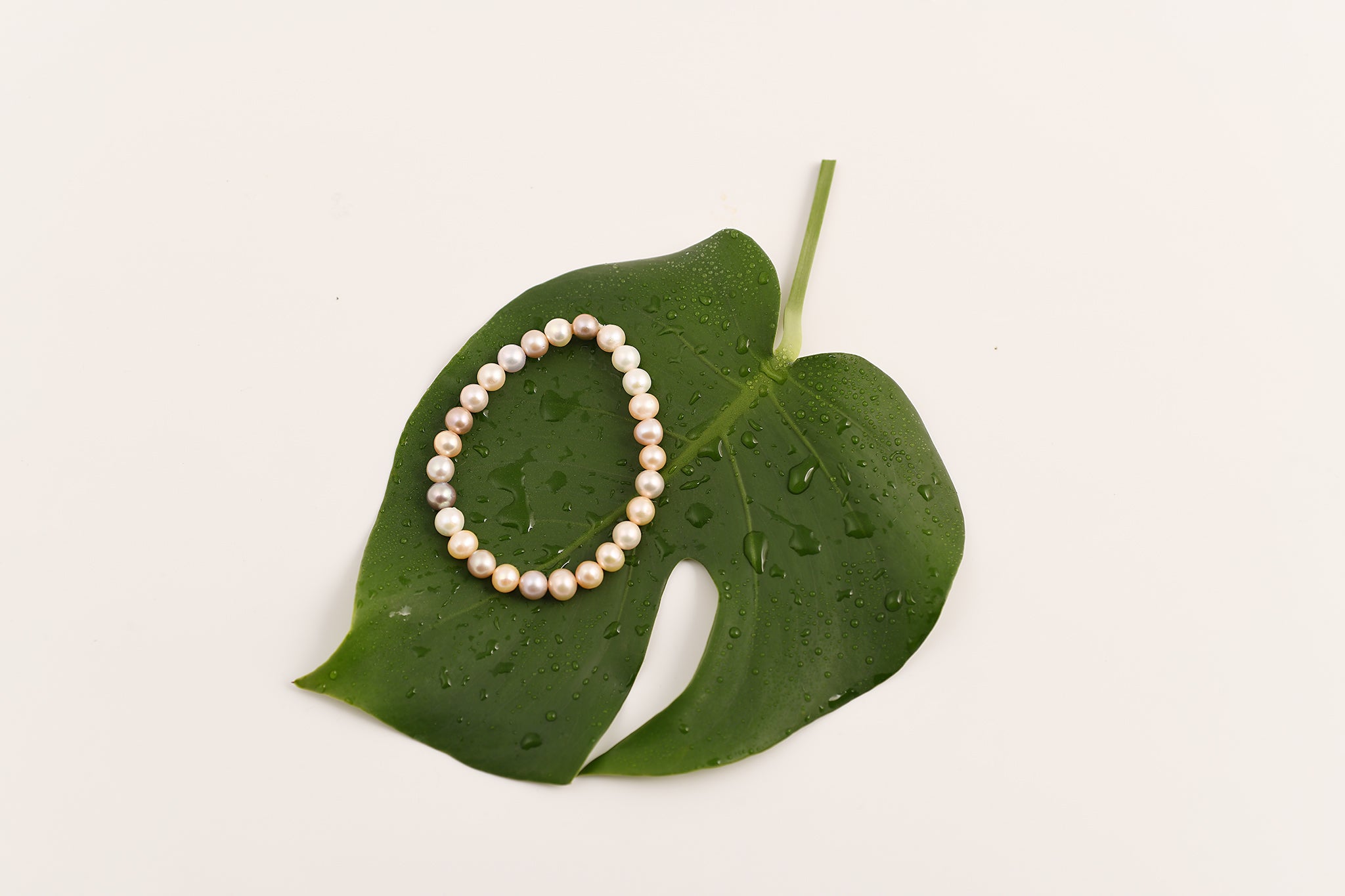 Bracelet de perles d'eau douce mélange blanc-saumon-mauve couleurs naturelles