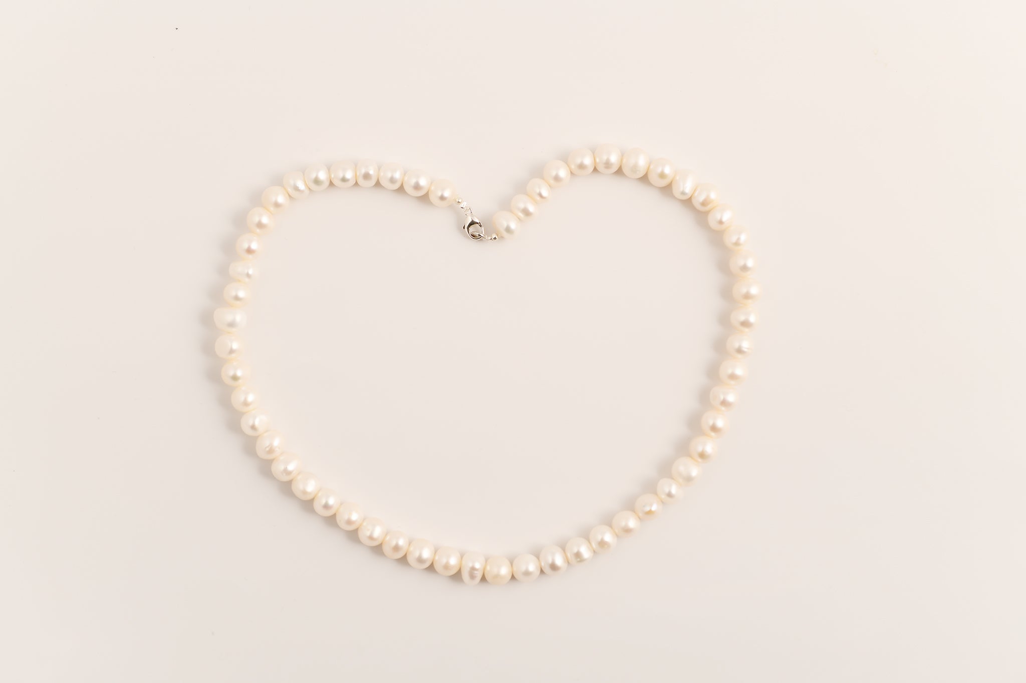 Collier de perles d'eau douce blanches irrégulières