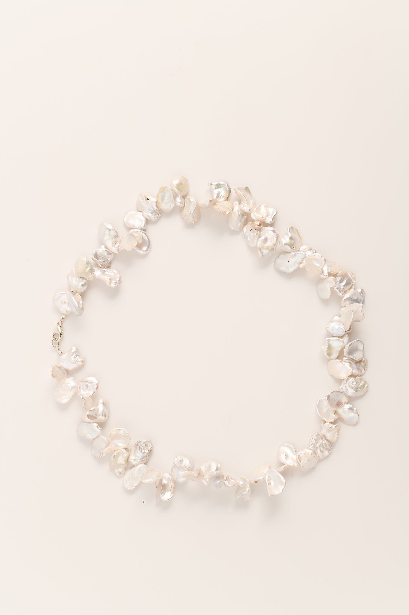 Collier de perles d'eau douce blanches et blanches argentées