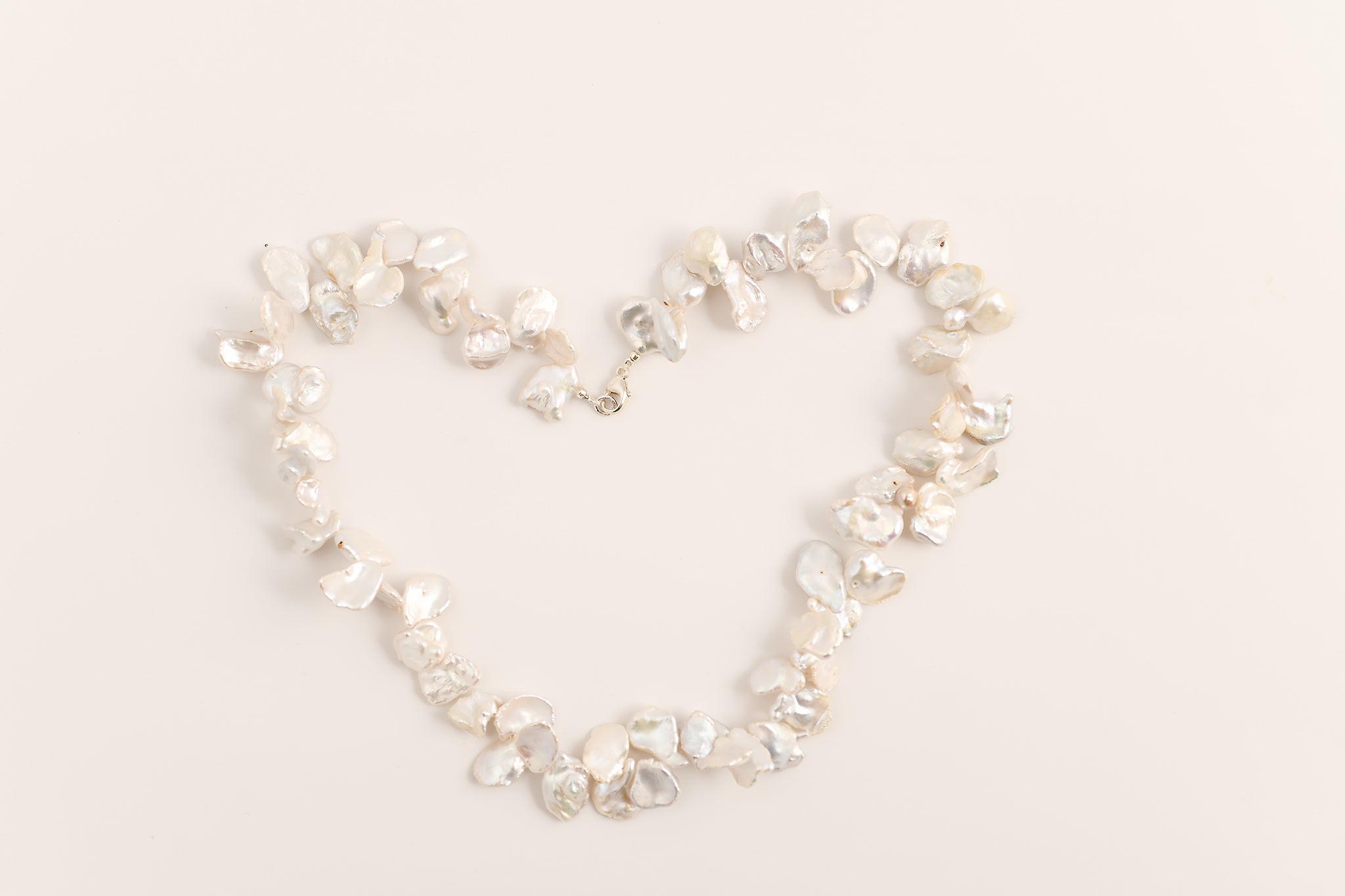 Collier de perles d'eau douce blanches et blanches argentées