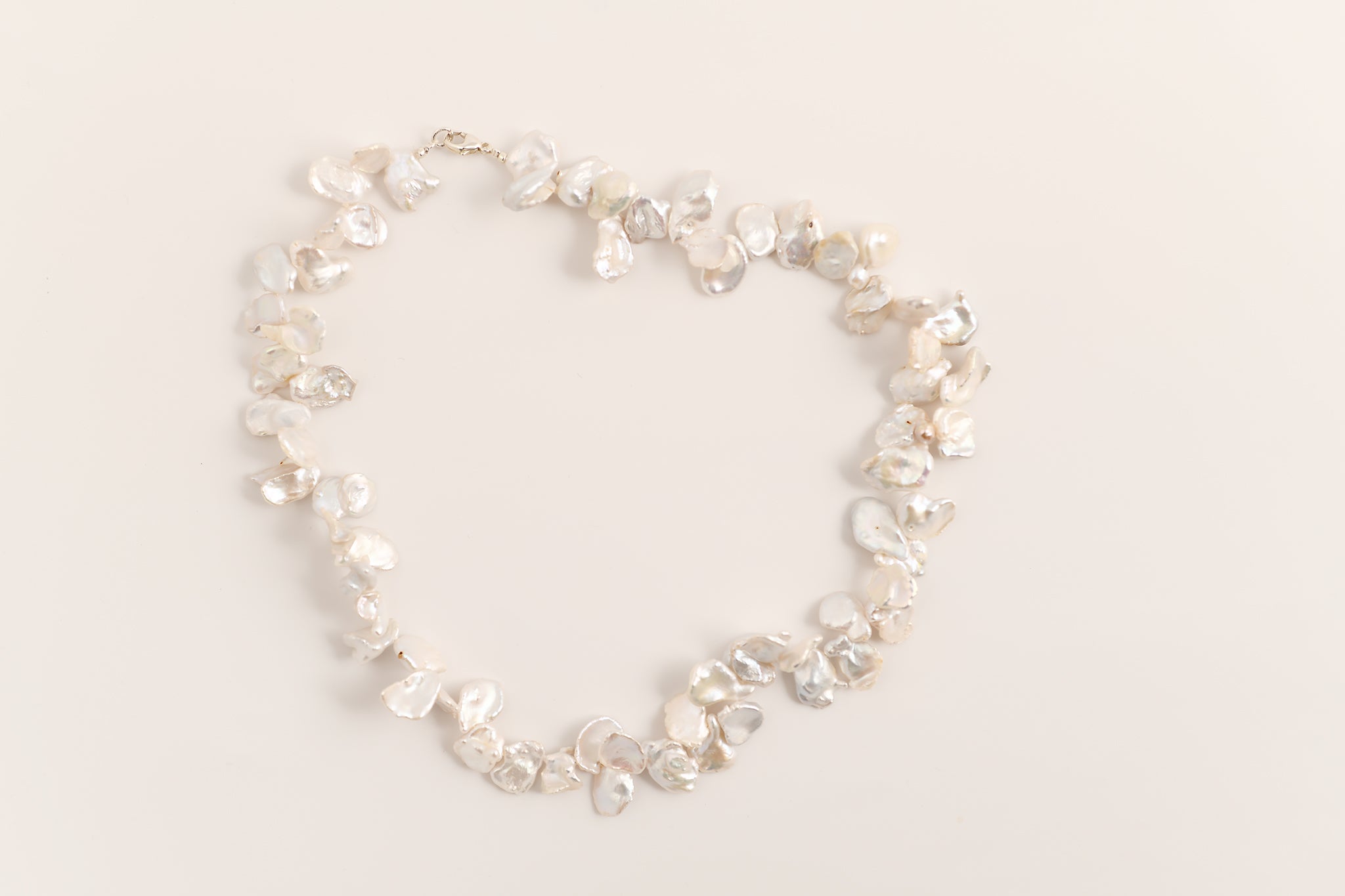 Collier de perles d'eau douce blanches et blanches argentées