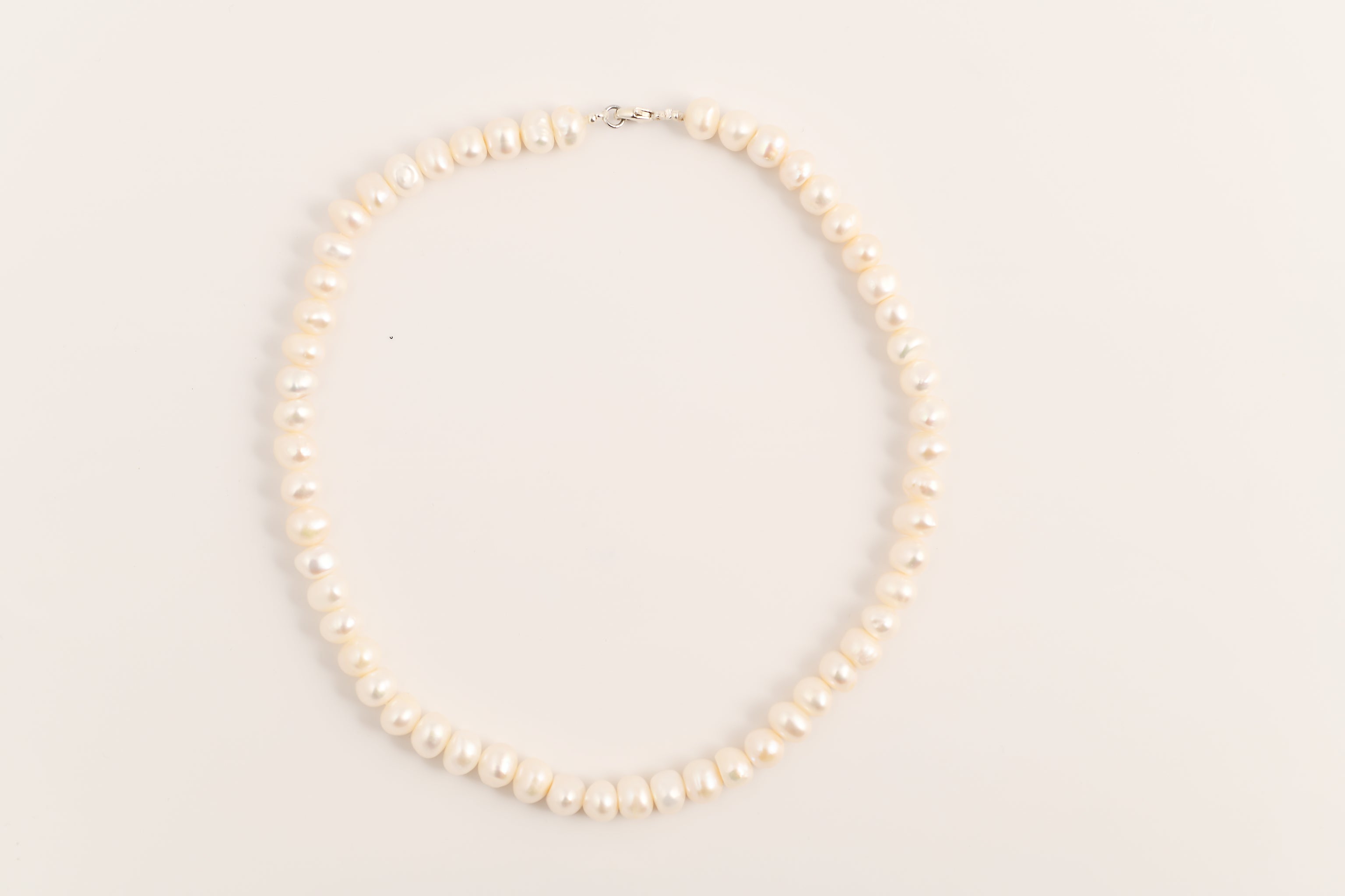 Collier de perles d'eau douce blanches irrégulières