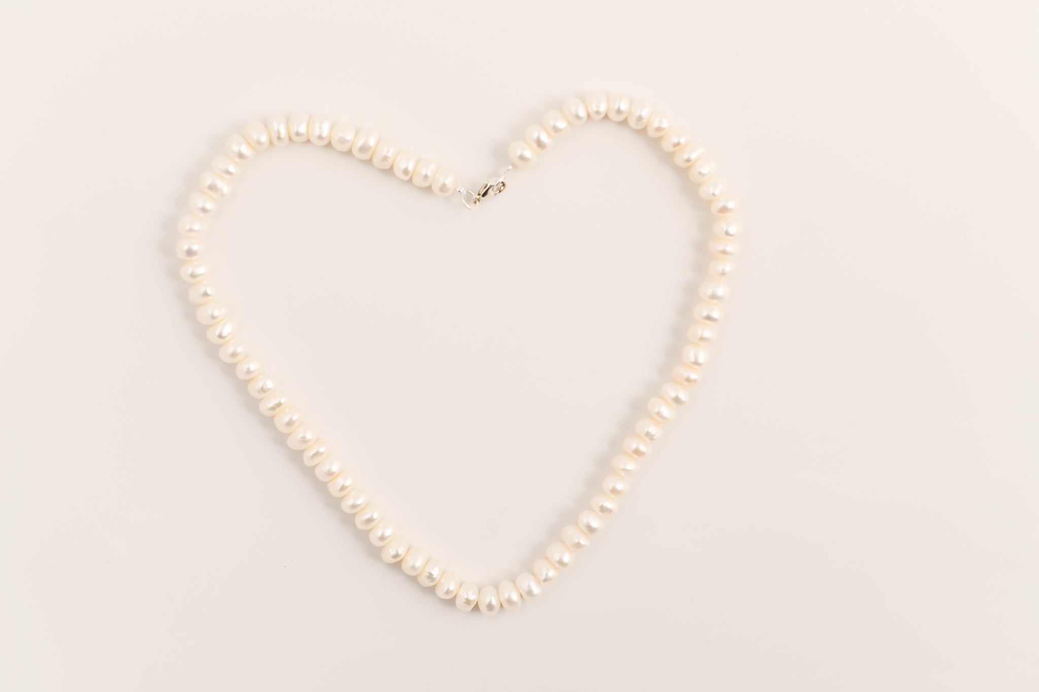 Collier de perles d'eau douce blanches irrégulières 