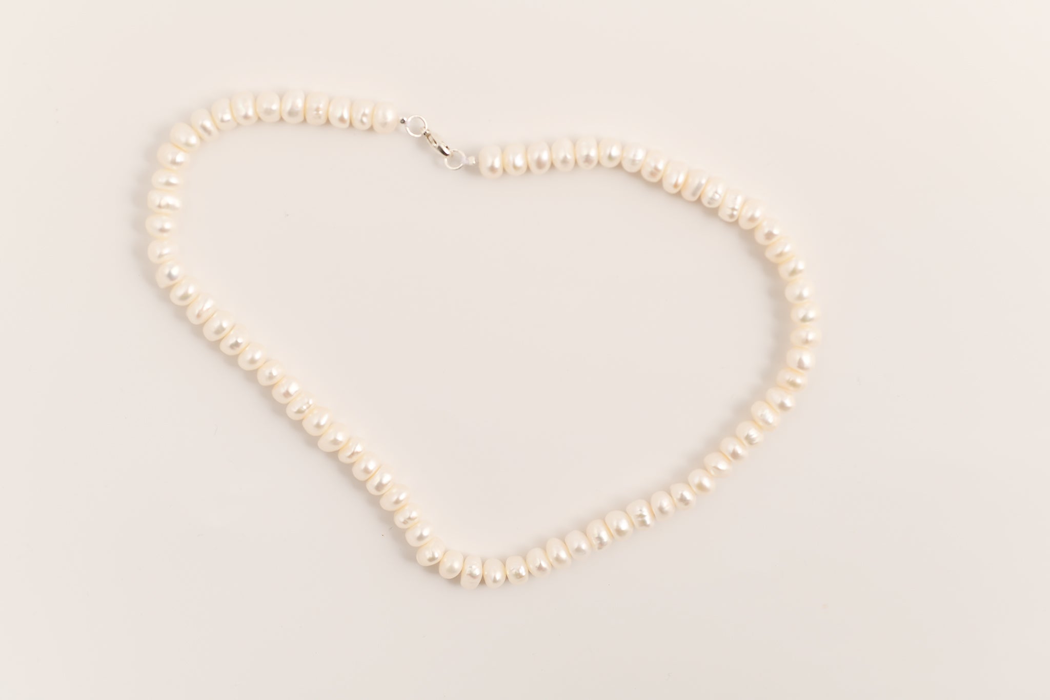 Collier de perles d'eau douce blanches irrégulières 