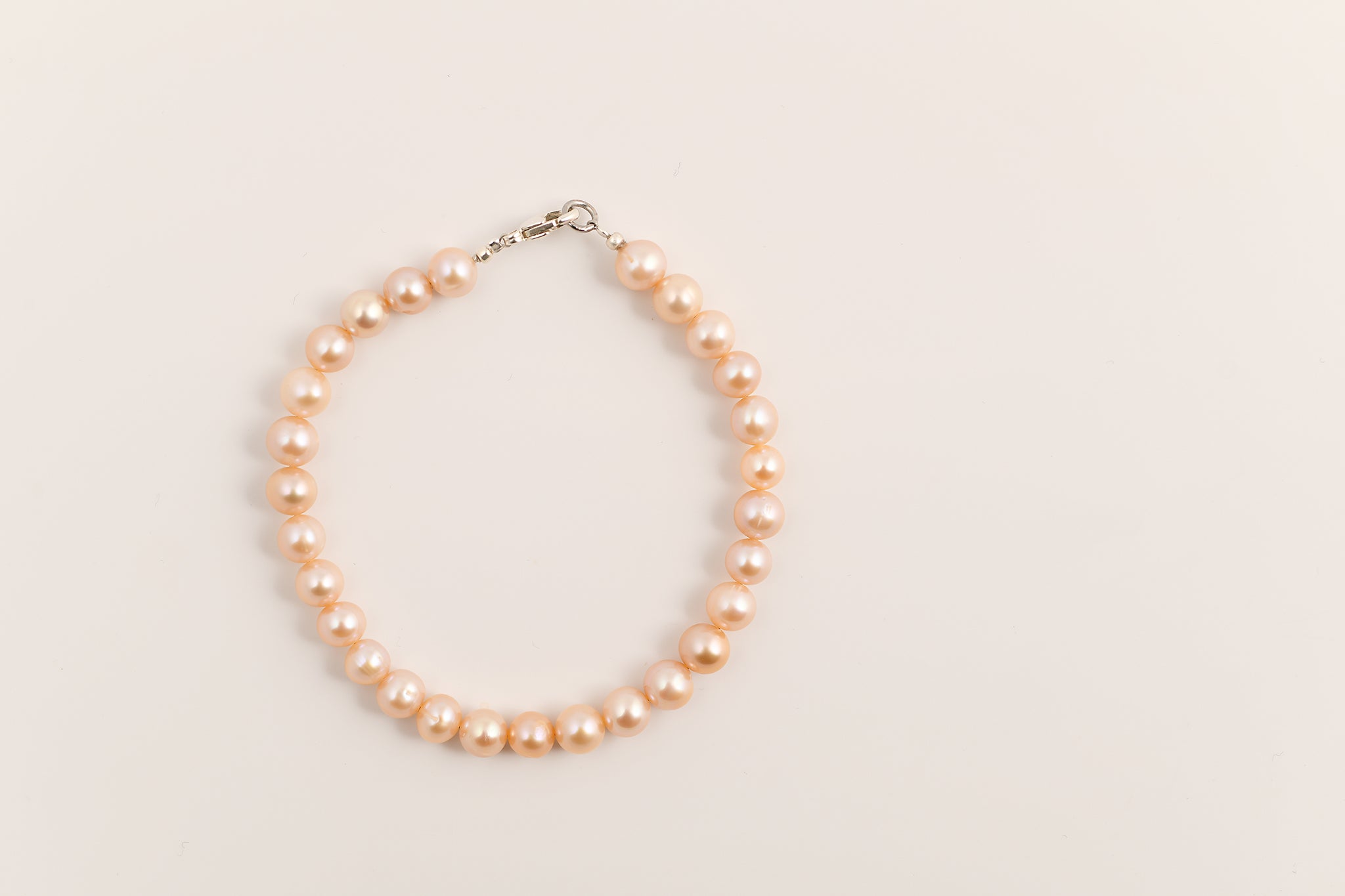 Bracelet de perles d'eau douce couleur naturelle rose saumon