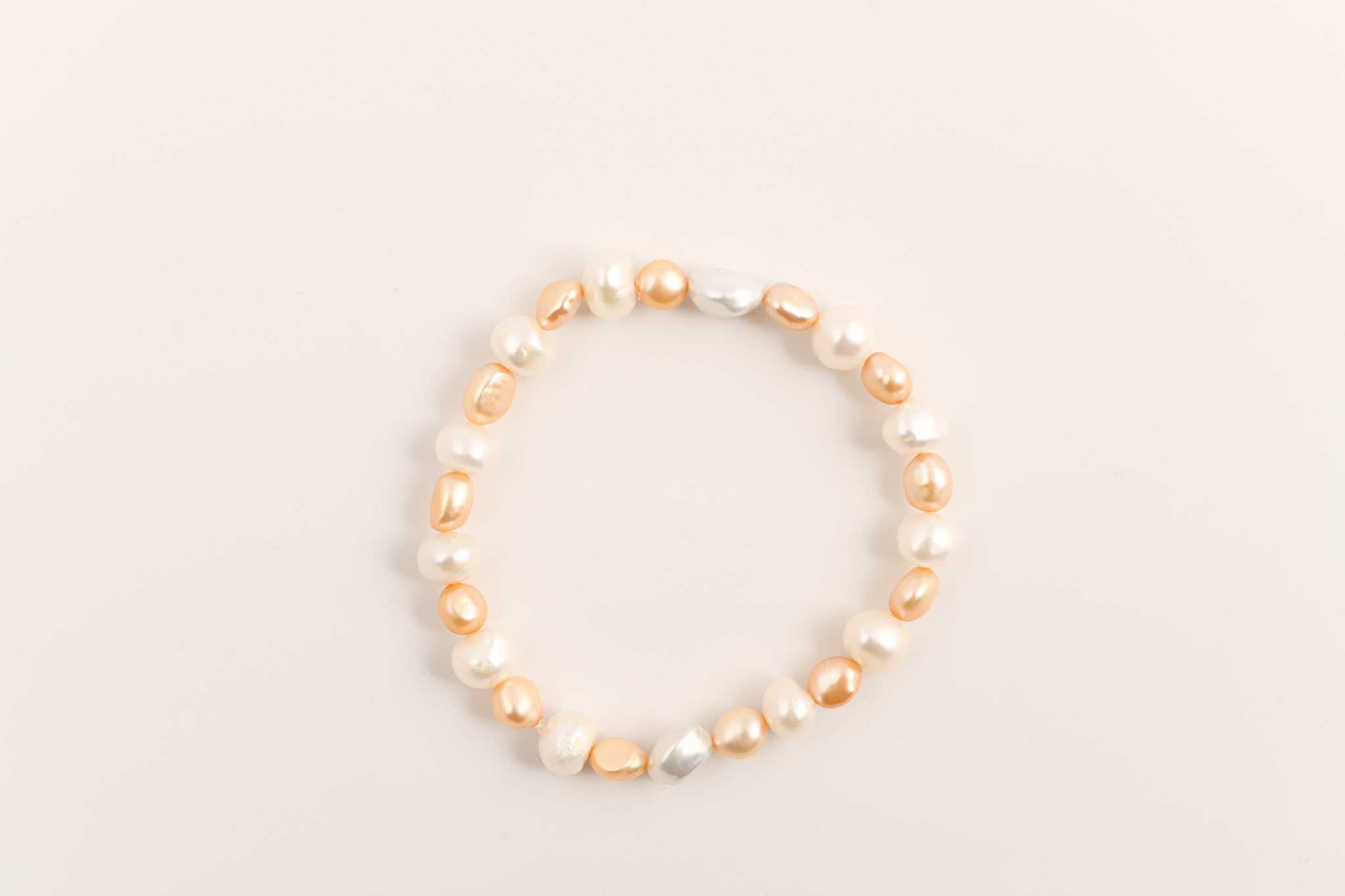 Bracciale di perle d'acqua dolce bianche e salmone 