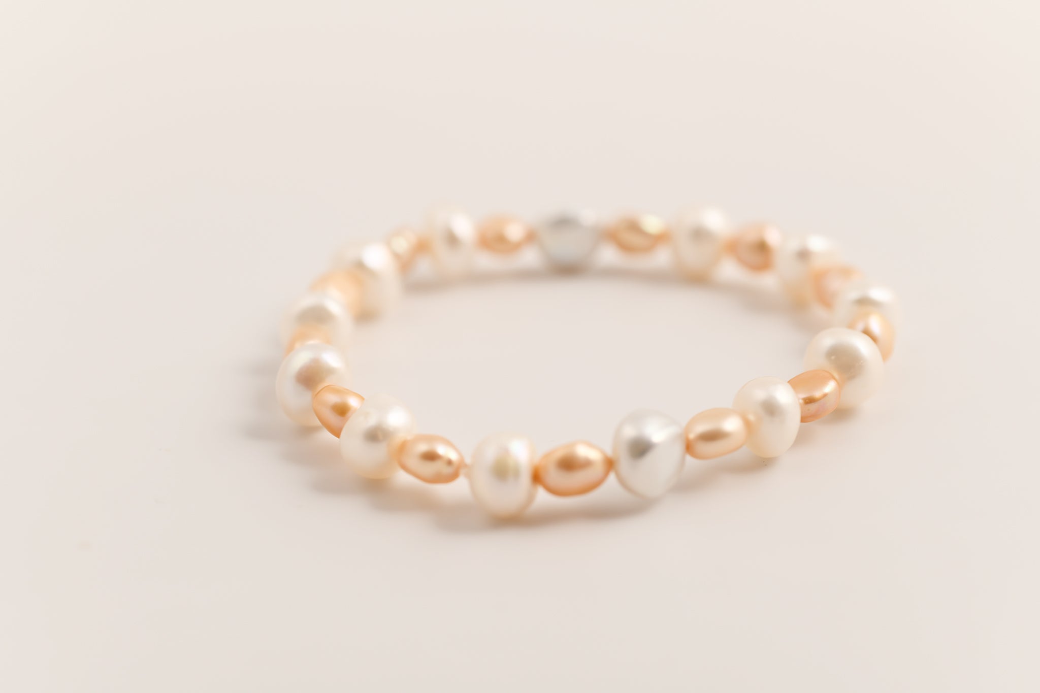 Bracelet de perles d'eau douce blanches et saumon 
