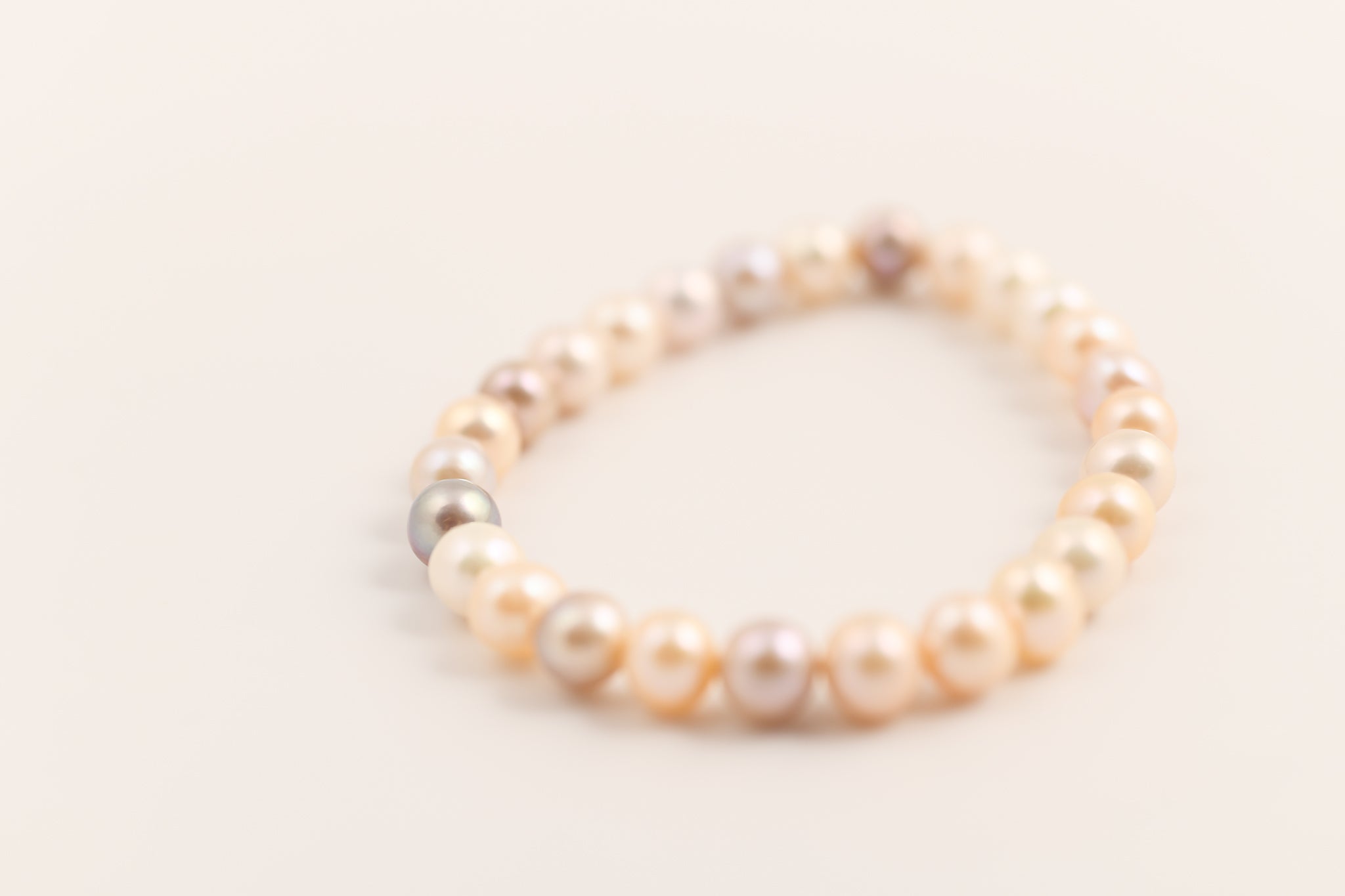 Bracelet de perles d'eau douce mélange blanc-saumon-mauve couleurs naturelles